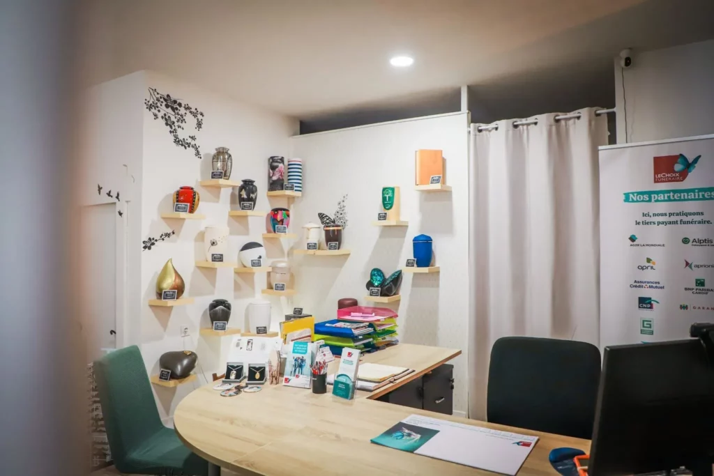 Bureau de conseiller funéraire chez Le Choix Funéraire avec exposition d'urnes cinéraires murales