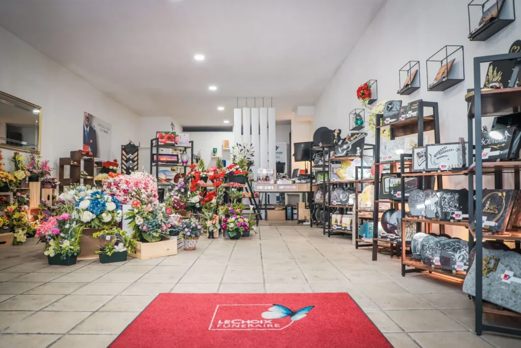 Vue d'ensemble du magasin d'articles funéraires avec fleurs et plaques d'hommage