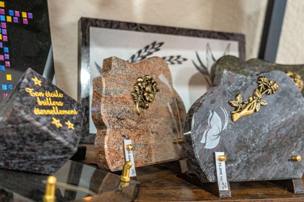 trois plaques funeraires