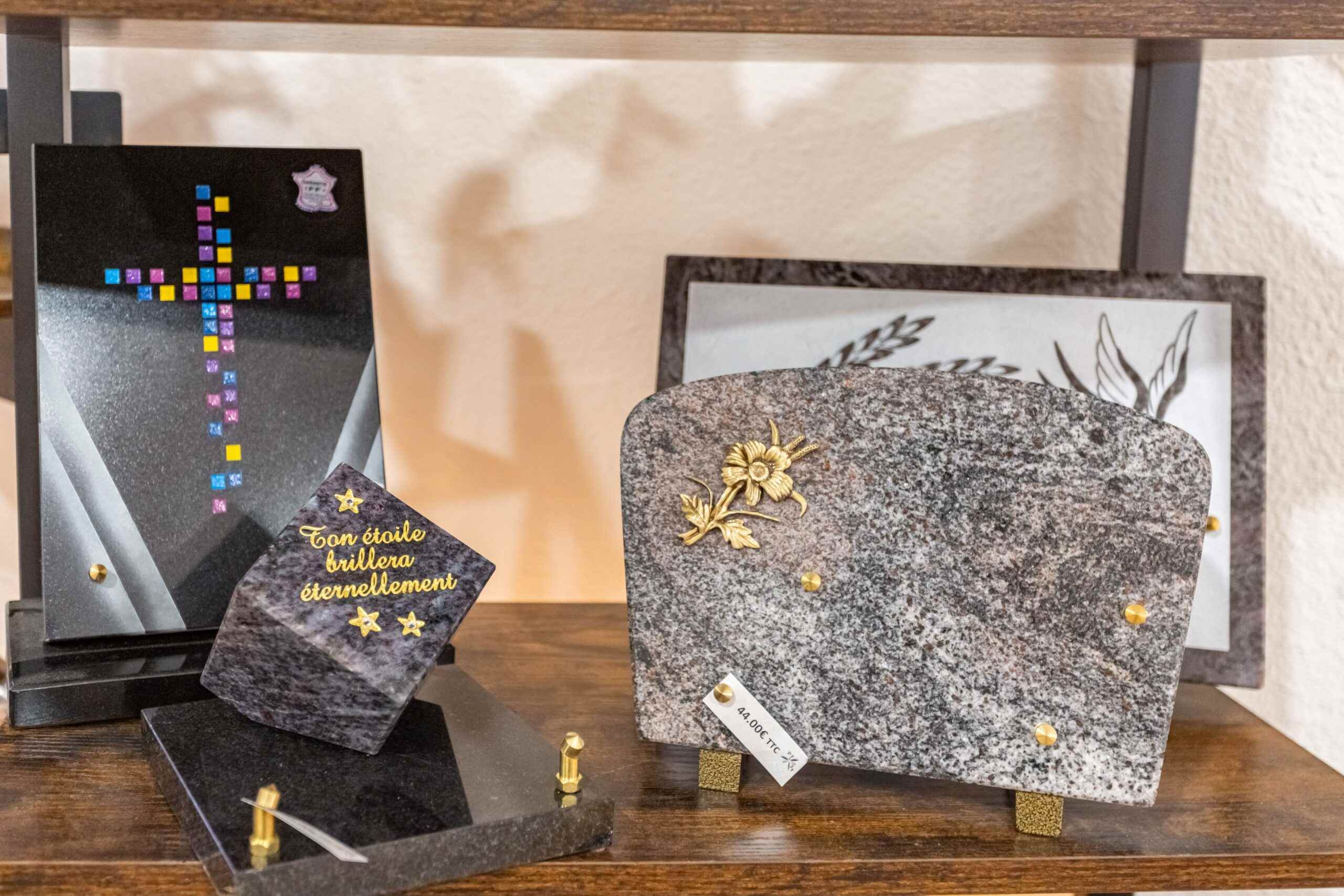 quatre plaques sur etagere